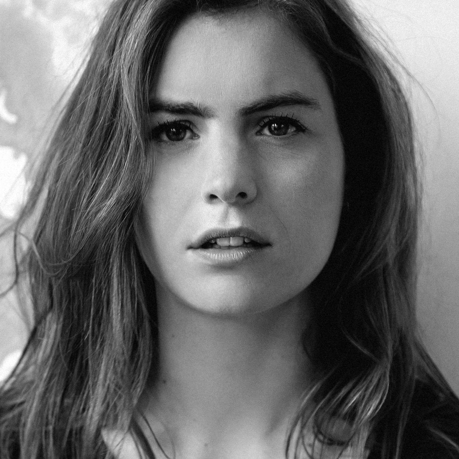 Hannah Hoekstra photo