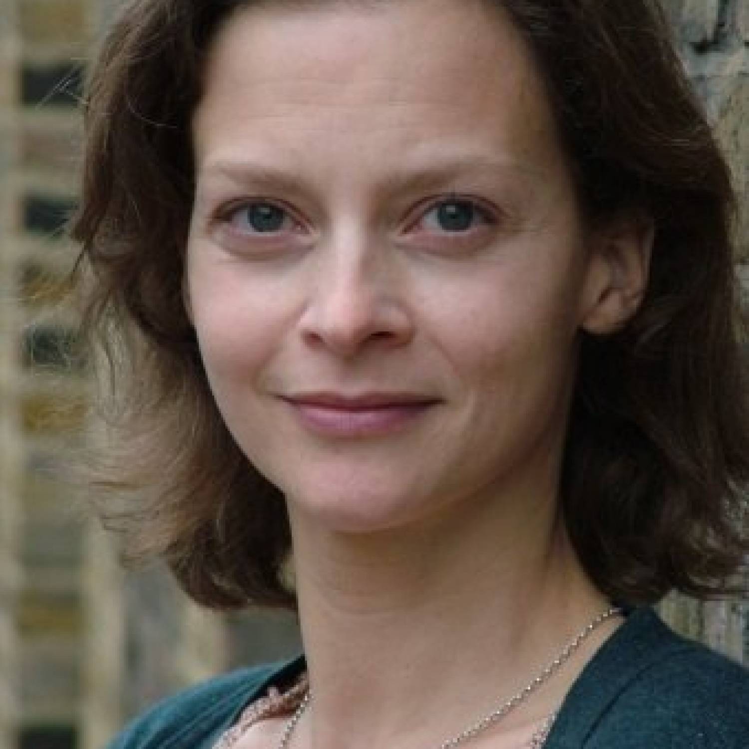 Julie Cox photo