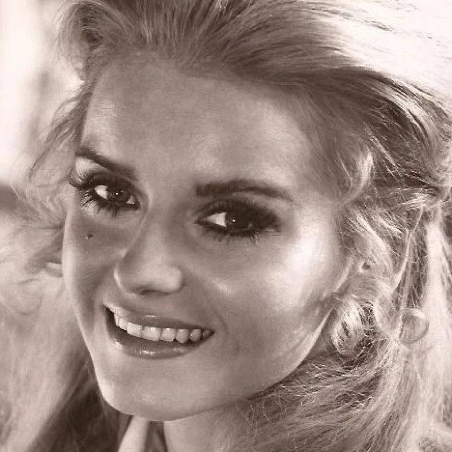 Sharon Farrell photo