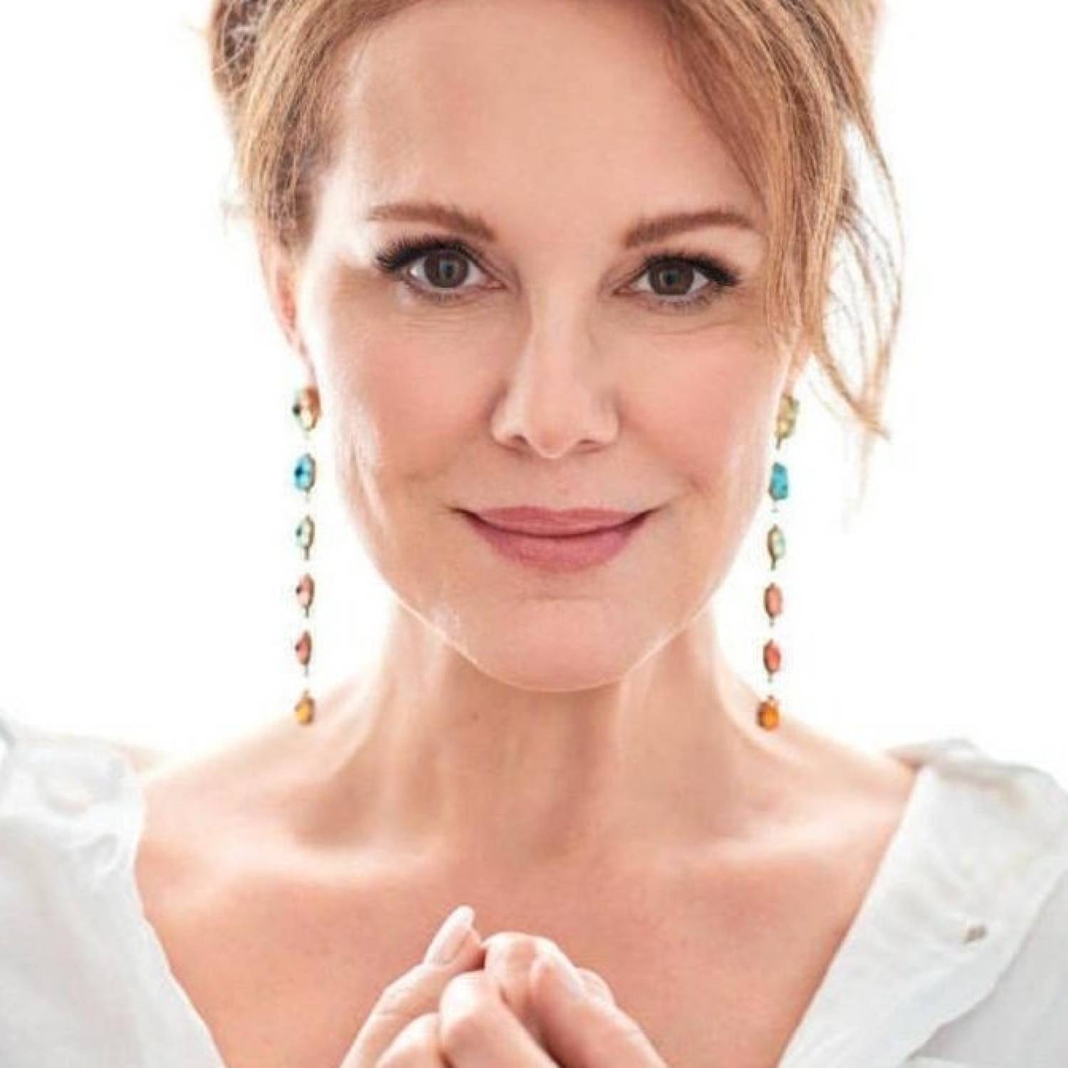 Elizabeth Perkins photo