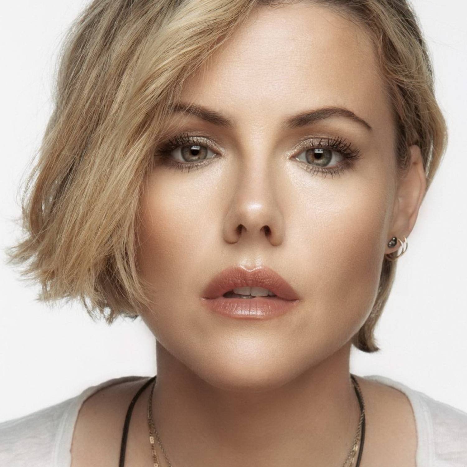 Kathleen Robertson photo