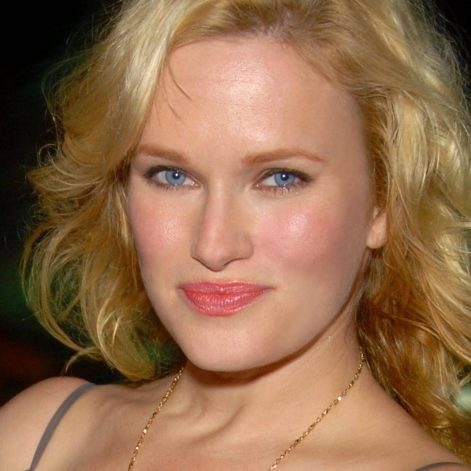 Nicholle Tom photo