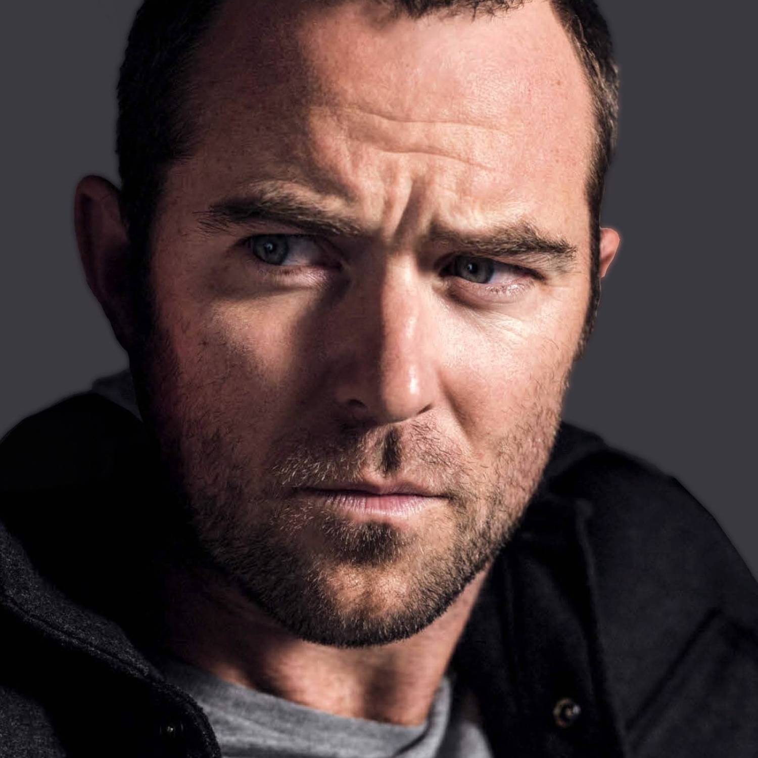 Sullivan Stapleton photo