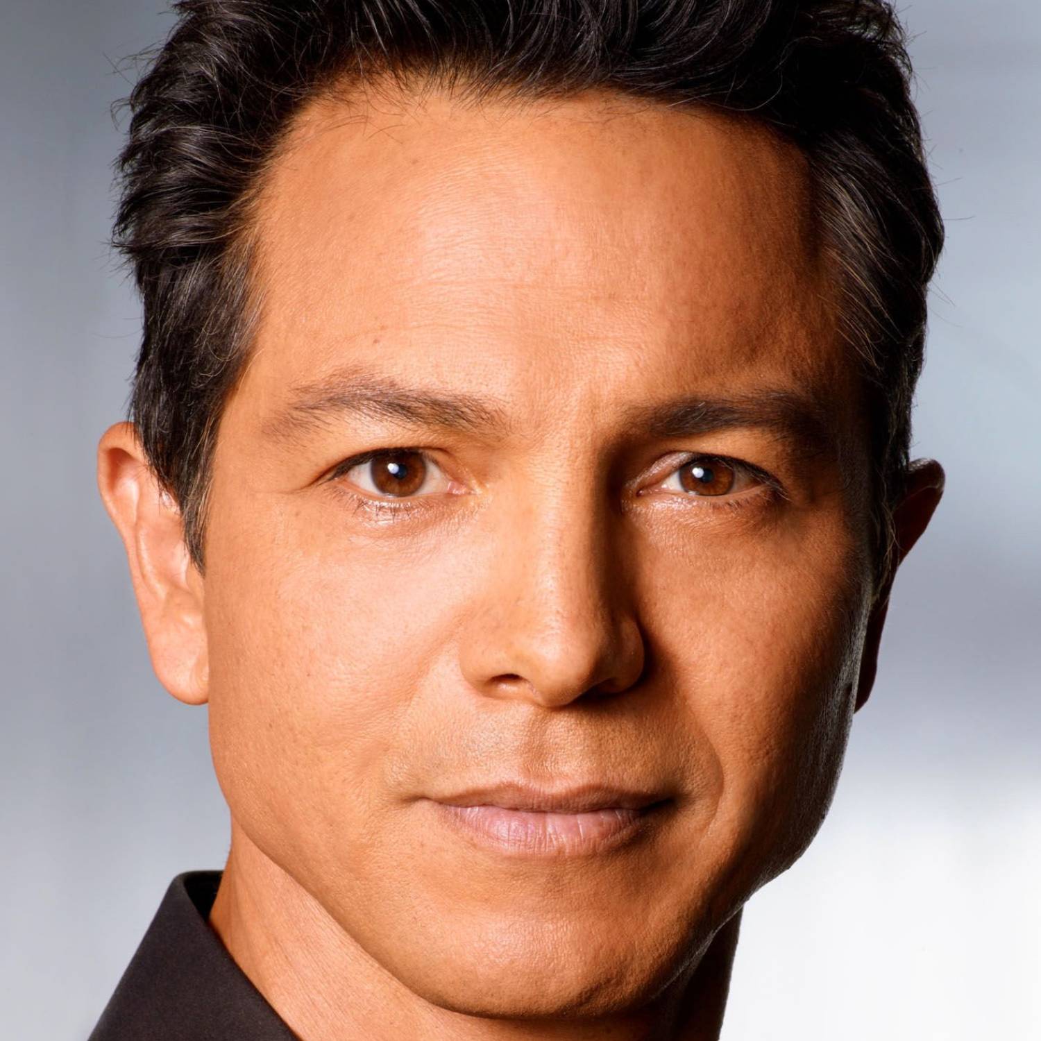 Benjamin Bratt photo