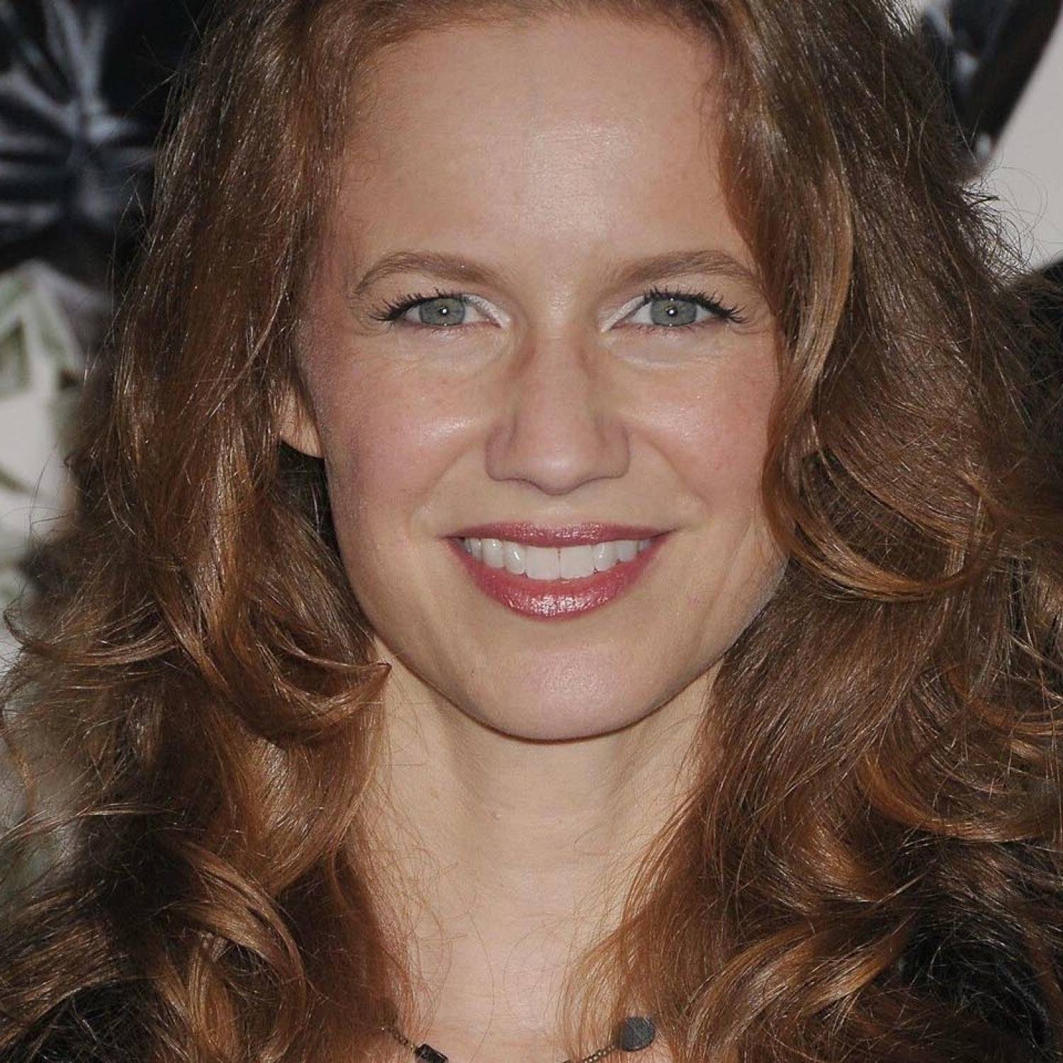 Laura Cayouette photo