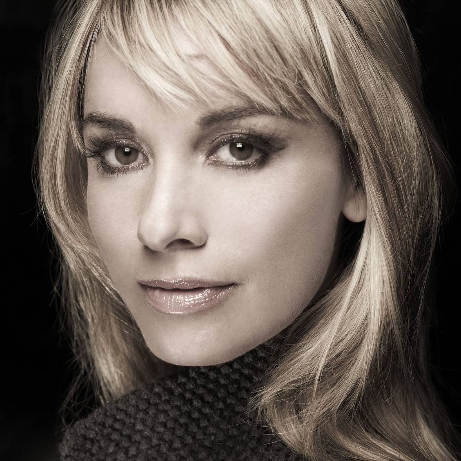 Tamzin Outhwaite photo