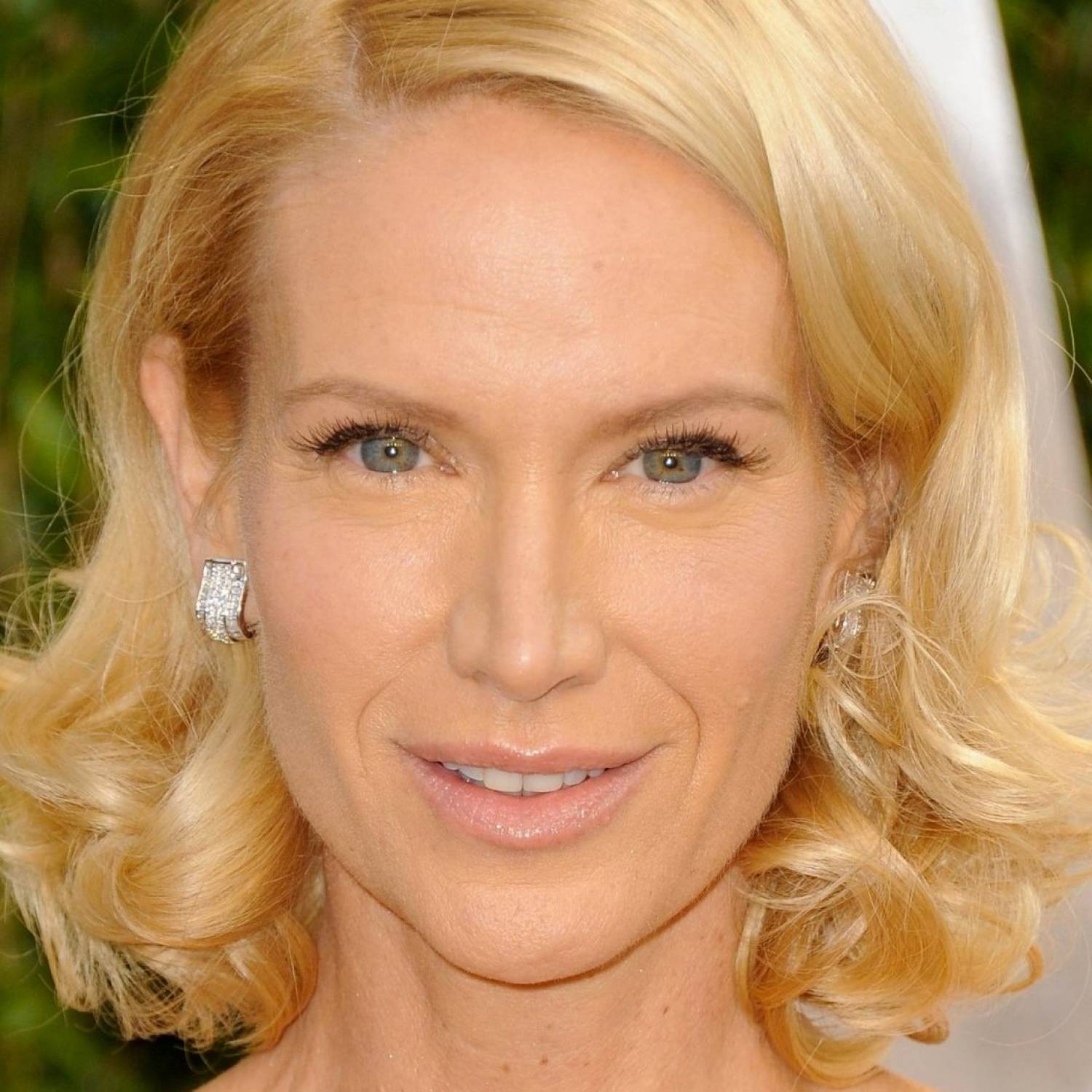 Kelly Lynch photo