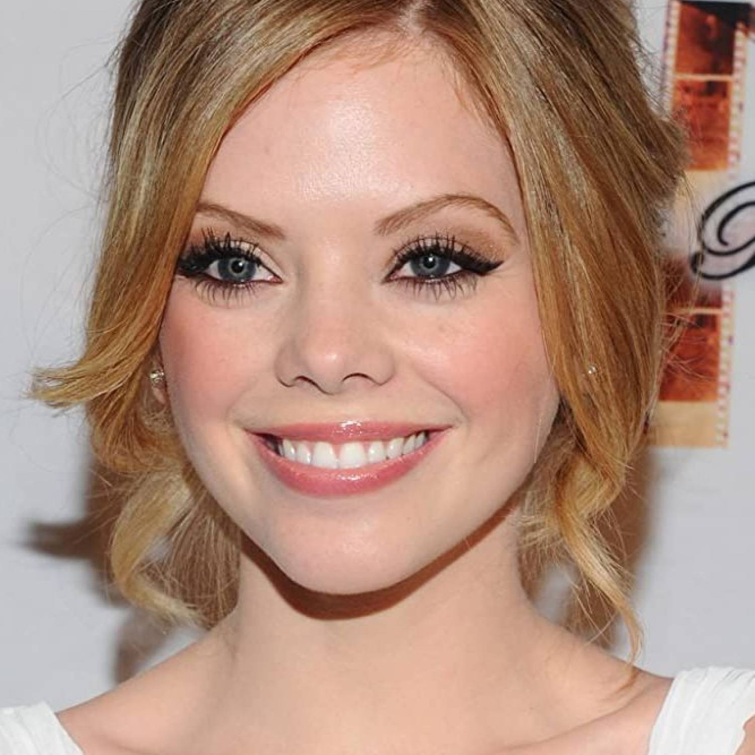 Dreama Walker photo
