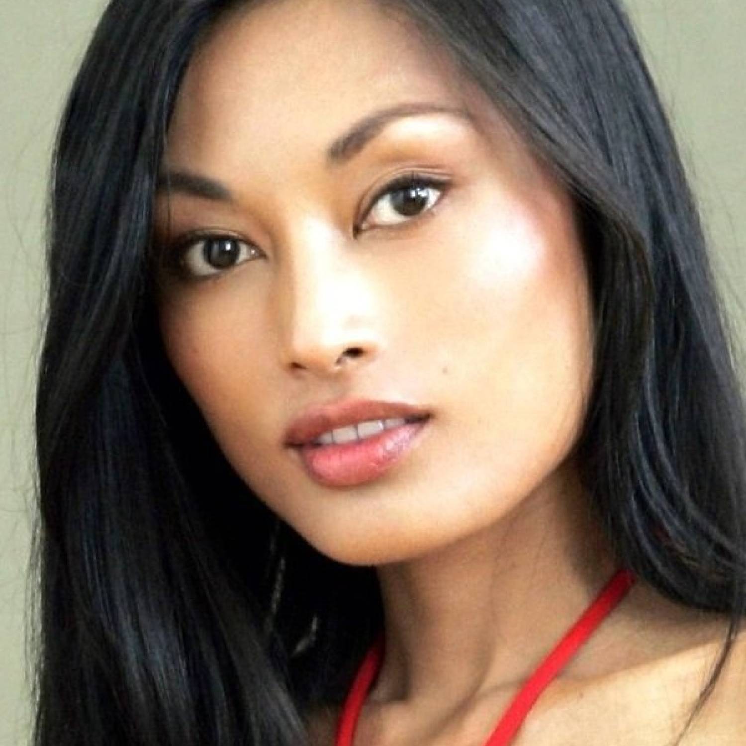 Kira Clavell photo