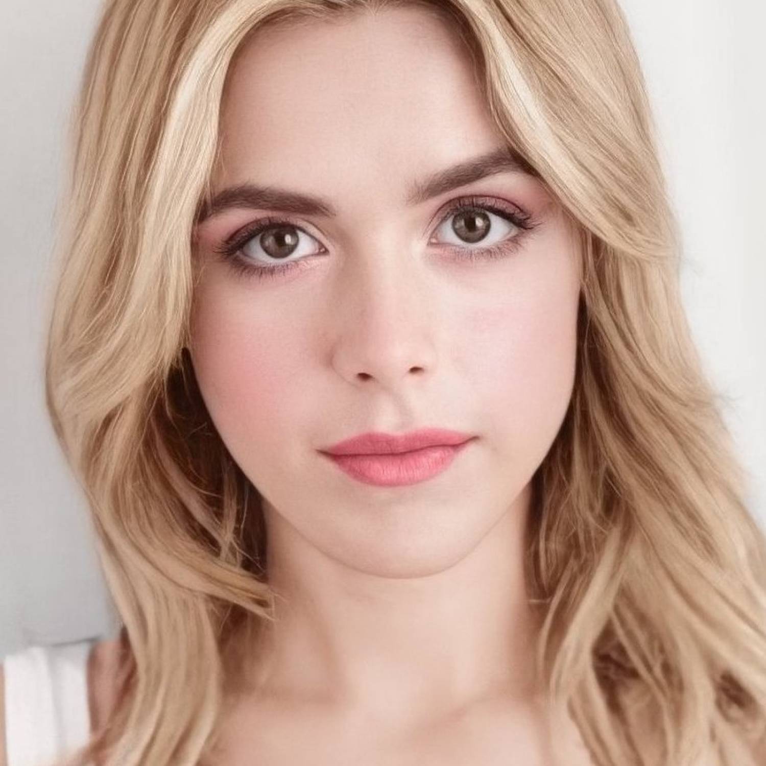 Kiernan Shipka photo