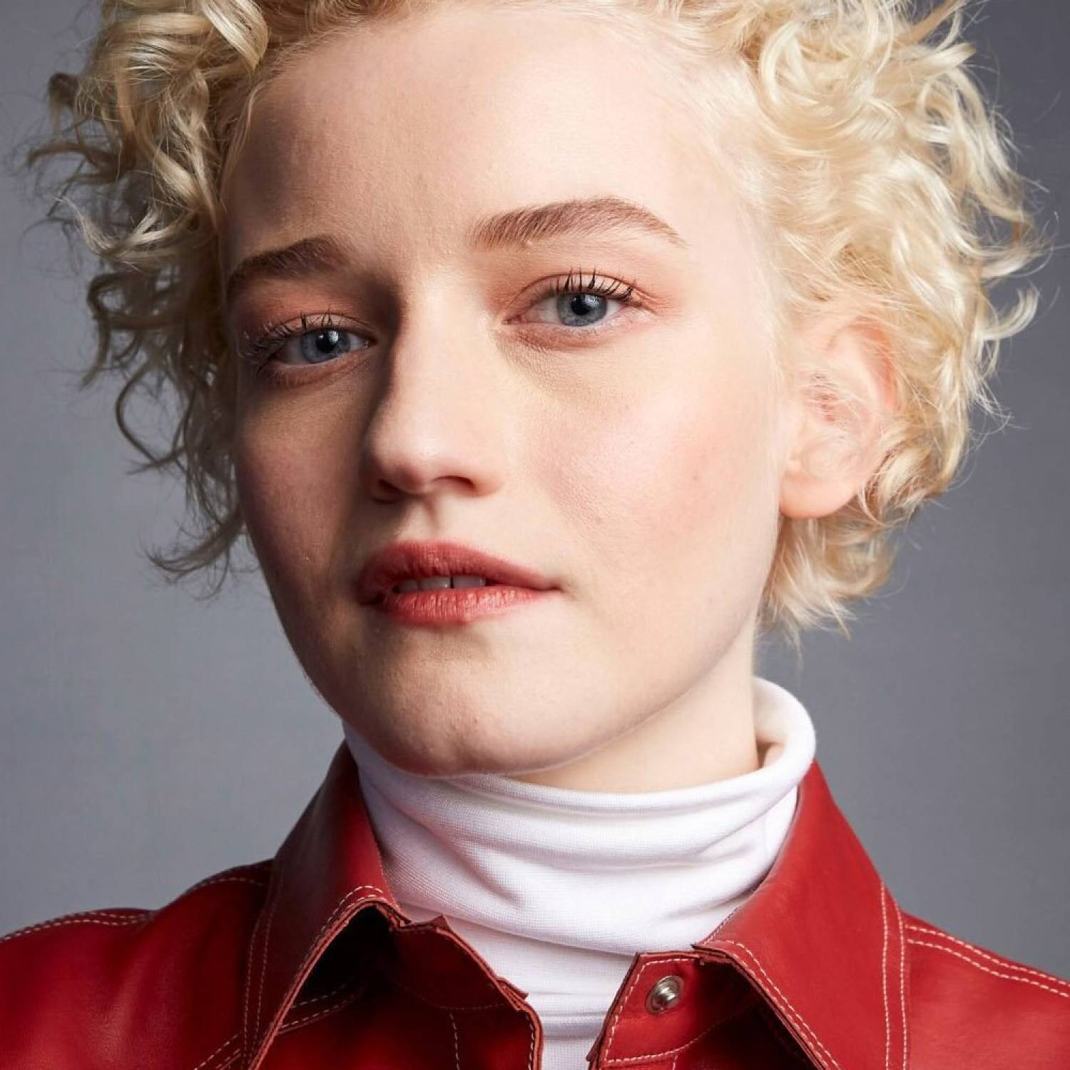 Julia Garner photo