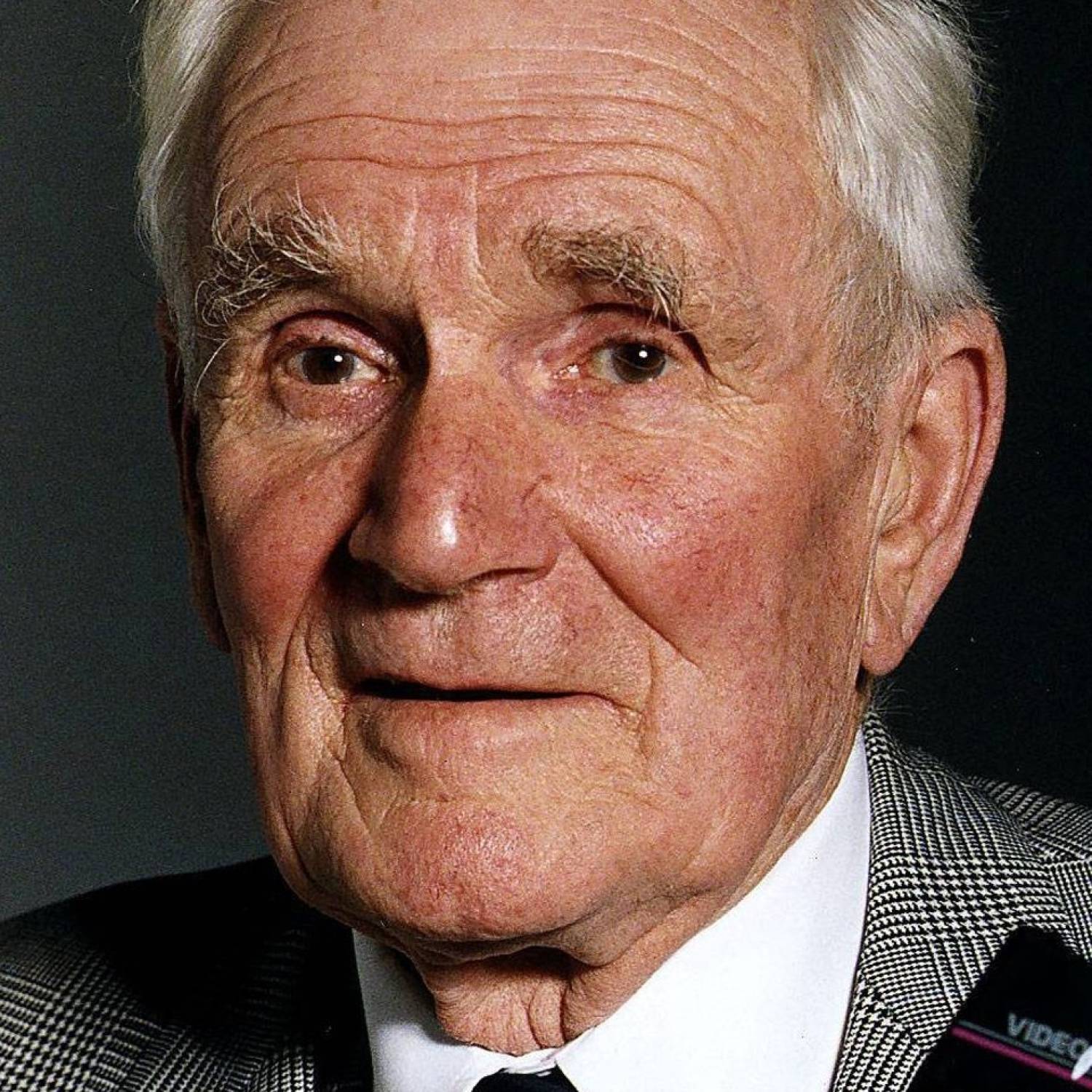 Desmond Llewelyn photo
